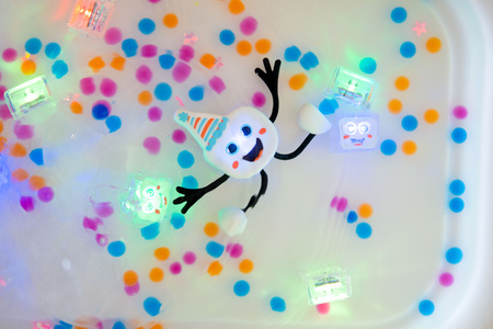Glo Pals, Smyslové kostky svítící ve vodě PARTY PAL – koupací hračka, měnící barvy