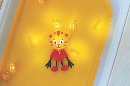 Glo Pals, Postać do kąpieli Tygrysek Daniel - zestaw z dwiema kostkami sensorycznymi świecącymi w wodzie