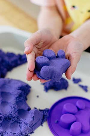 ChildGen, Piasek kinetyczny z foremką, 100% naturalny, 500g, kolor FIOLETOWY, pachnący