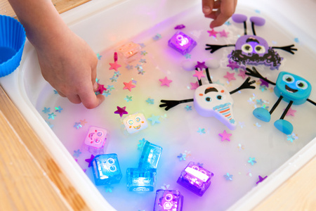 Glo Pals, Smyslové kostky svítící ve vodě PARTY PAL – koupací hračka, měnící barvy