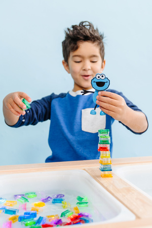 Glo Pals, Postać do kąpieli Ciasteczkowy Potwór- zestaw z dwiema kostkami sensorycznymi świecącymi w wodzie