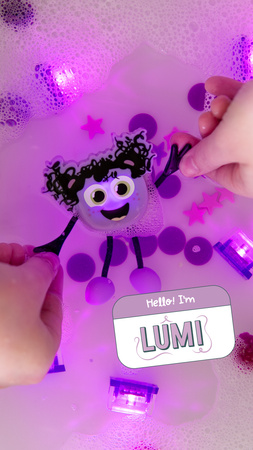 Glo Pals, Postać do kąpieli Lumi - zestaw z dwiema kostkami sensorycznymi świecącymi w wodzie
