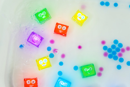 Glo Pals, CASE Kostki sensoryczne świecące w wodzie Lumi - zabawka kąpielowa, kolor fioletowy