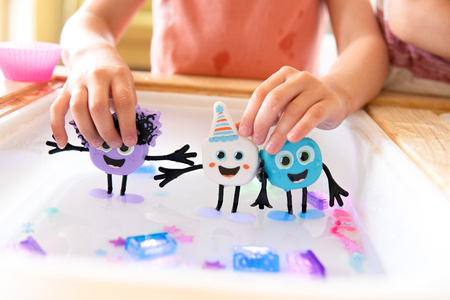 Glo Pals, Postać do kąpieli Blair - zestaw z dwiema kostkami sensorycznymi świecącymi w wodzie