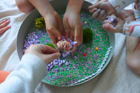 Jellystone, Tacka sensoryczna Play Tray Sage 2w1 pojemnik kolor zielony