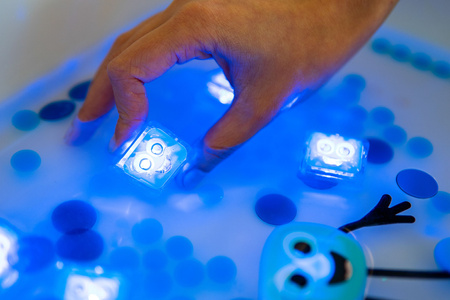 Glo Pals, CASE 5x Kostki sensoryczne świecące w wodzie BLAIR - zestaw 5 opakowań pojedynczych w case, display