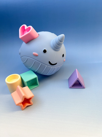 Jellystone, Třídicí hračka ve tvaru narvala – PASTEL