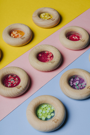 Petit Boum, Drewniana grzechotka sensoryczna, Bakłażan