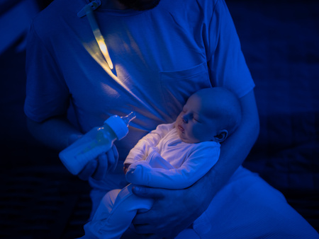 LatchLight, Innowacyjna lampka nocna nie zaburzająca fazy snu, przenośna, z klipsem i światłem kierunkowym