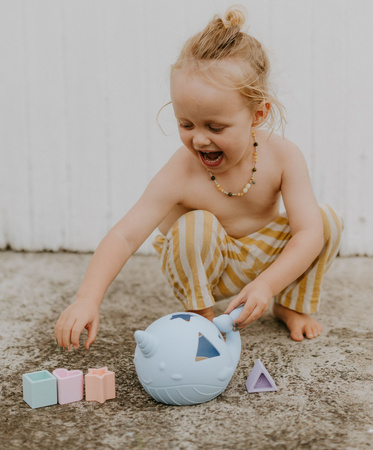 Jellystone, Třídicí hračka ve tvaru narvala – PASTEL