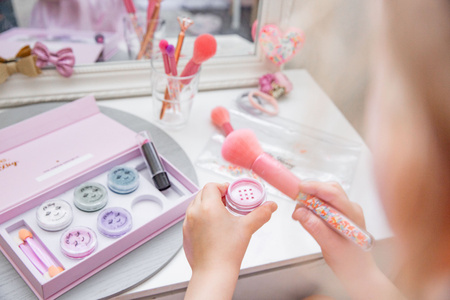 Oh Flossy, Naturalny zestaw do makijażu DELUXE, cienie, róż, szminka i akcesoria