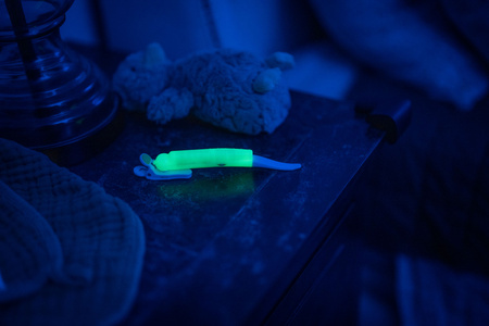 LatchLight – Innovative night lamp that does not disrupt sleep phases, portable, with a clip and directional light.