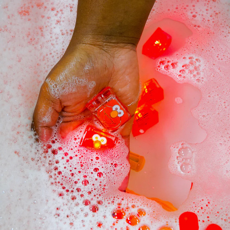 Glo Pals, Kostki sensoryczne świecące w wodzie Elmo Ulica Sezamkowa - zabawka kąpielowa