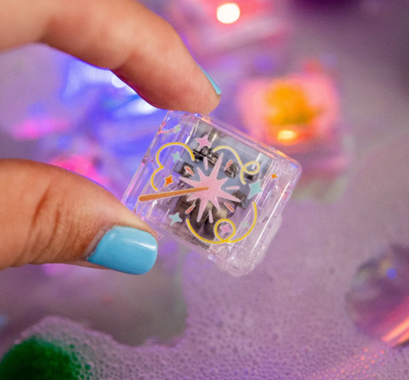 Glo Pals, Svítící senzorické kostky – Auta – hračka do koupele