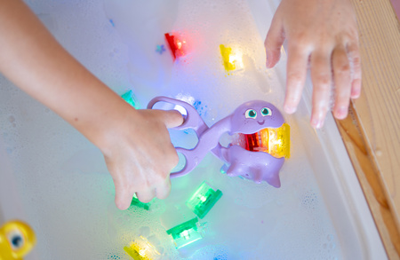 Glo Pals, CASE Zestaw zabawek Glo Pals 5w1 rozwijających motorykę małą