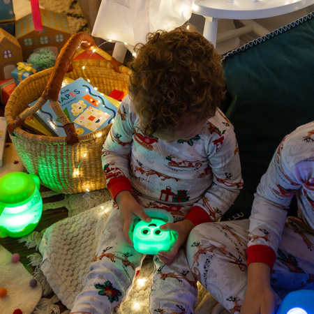 Glo Pals, chrastítko – kousátko svítící ve tmě, aktivované pohybem – Blair