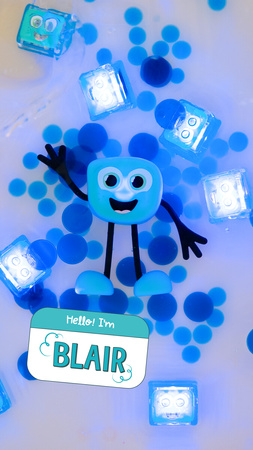 Glo Pals, Postać do kąpieli Blair - zestaw z dwiema kostkami sensorycznymi świecącymi w wodzie