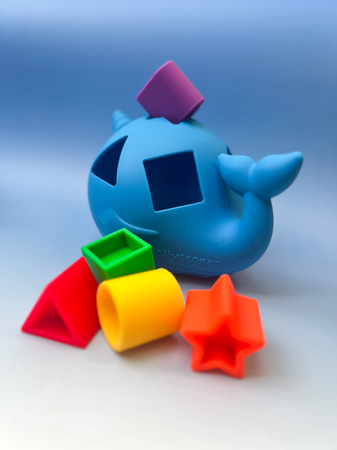 Jellystone, Třídicí hračka ve tvaru narvala – JASNÉ BARVY