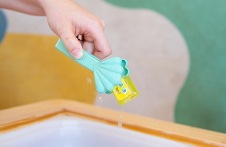 Glo Pals, CASE Zestaw zabawek Glo Pals 5w1 rozwijających motorykę małą