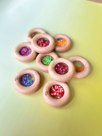 Petit Boum, Drewniana grzechotka sensoryczna, Pomidorki