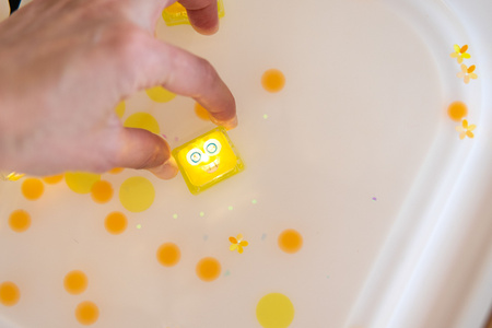 Glo Pals, CASE Smyslové kostky svítící ve vodě Alex – koupací hračka, žlutá barva