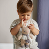 Sada z organické bavlny – chrastítko a muchláček v ozdobné krabičce, Taupe Bunny, ThreadBear