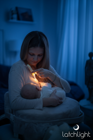 LatchLight – Innovative night lamp that does not disrupt sleep phases, portable, with a clip and directional light.