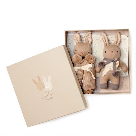 Sada z organické bavlny – chrastítko a muchláček v ozdobné krabičce, Taupe Bunny, ThreadBear