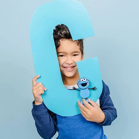 Glo Pals, Postać do kąpieli Ciasteczkowy Potwór- zestaw z dwiema kostkami sensorycznymi świecącymi w wodzie