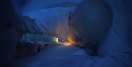 LatchLight – Innovative night lamp that does not disrupt sleep phases, portable, with a clip and directional light.