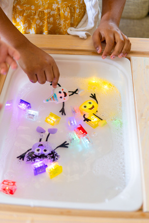 Glo Pals, CASE Kostki sensoryczne świecące w wodzie Sammy- zabawka kąpielowa, kolor czerwony