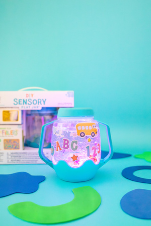 Glo Pals ABC Zestaw sensoryczny DIY, świecący słoik z brokatami i figurkami Fun Fillers + naklejki gratis